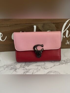 Coach Studio Meduim Wallet
Colorblock wallet